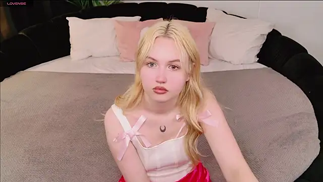 Lilly Eyes online show from May 30, 2:25 pm