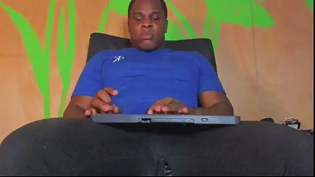 Snapshot of Ragnar_Kamau chatting on April 1, 4:02 am Ragnar Kamau online show from April 1, 4:02 am