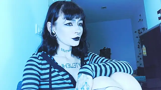 Snapshot of H3xD0ll chatting on April 4, 11:24 pm H3xD0ll online show from April 4, 11:24 pm