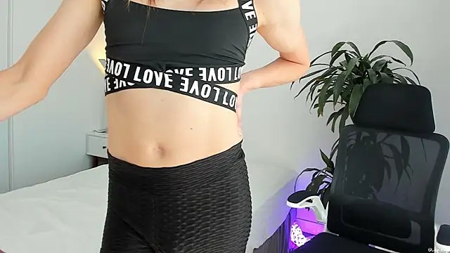 Snapshot of LilyReina chatting on March 31, 5:57 pm LilyReina online show from March 31, 5:57 pm