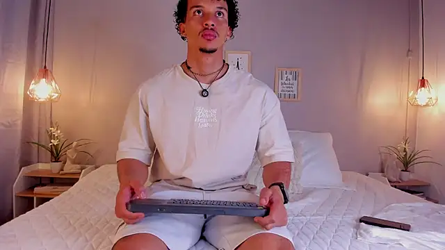 Snapshot of dominik_drake chatting on June 3, 12:19 pm dominik drake online show from June 3, 12:19 pm