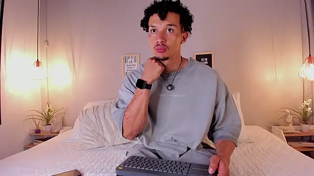 Snapshot of dominik_drake chatting on June 18, 12:20 pm dominik drake online show from June 18, 12:20 pm