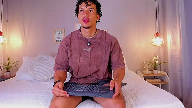 Snapshot of dominik_drake chatting on July 7, 12:20 pm dominik drake online show from July 7, 12:20 pm