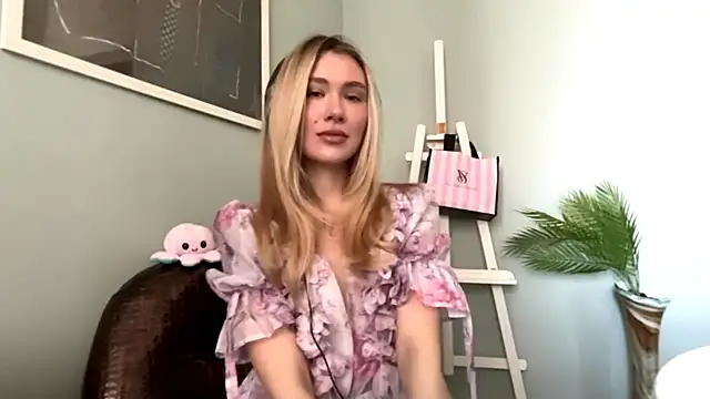 Alicesuperstar online show from March 31, 7:31 am