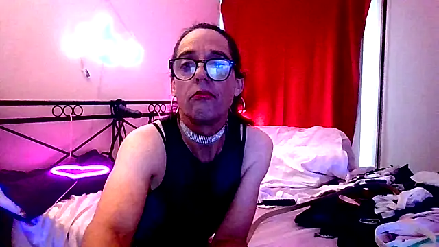 courtney1982 online show from April 5, 11:13 pm