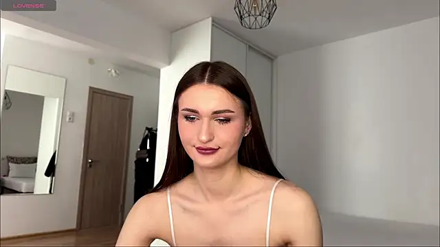 HallieHollo online show from May 28, 11:07 am