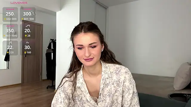 HallieHollo online show from May 29, 11:08 am
