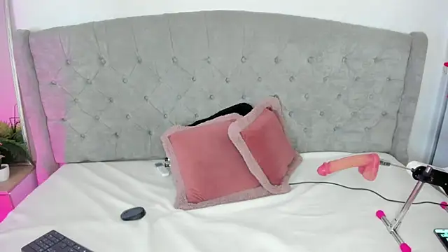 Biannca Diaz  online show from July 12, 1:57 pm