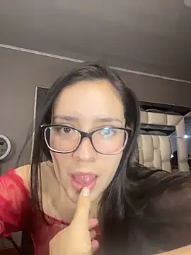 Snapshot of kimhurtado chatting on April 1, 12:11 am kimhurtado online show from April 1, 12:11 am