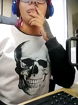 Violett Sykes online show from April 7, 1:17 am