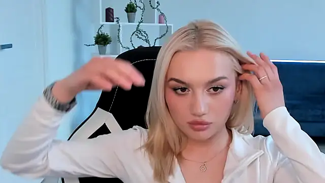 CarmonMola online show from April 1, 1:41 pm