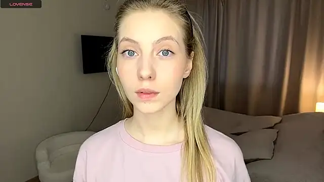 Snapshot of SofiaVelour chatting on April 2, 1:20 pm SofiaVelour online show from April 2, 1:20 pm