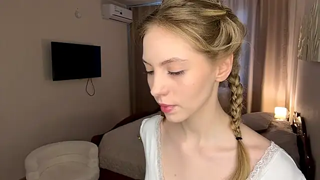 Snapshot of SofiaVelour chatting on April 4, 6:33 am SofiaVelour online show from April 4, 6:33 am