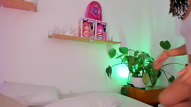 Snapshot of RoxanneMorguet_ chatting on April 11, 11:58 am RoxanneMorguet online show from April 11, 11:58 am