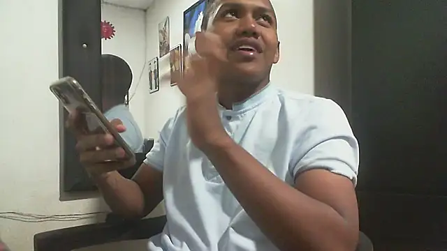 Snapshot of ChocolaticoBoy chatting on April 4, 11:24 pm ChocolaticoBoy online show from April 4, 11:24 pm