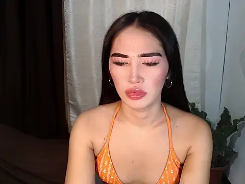Snapshot of urasiankylie chatting on May 29, 6:28 pm urasiankylie online show from May 29, 6:28 pm