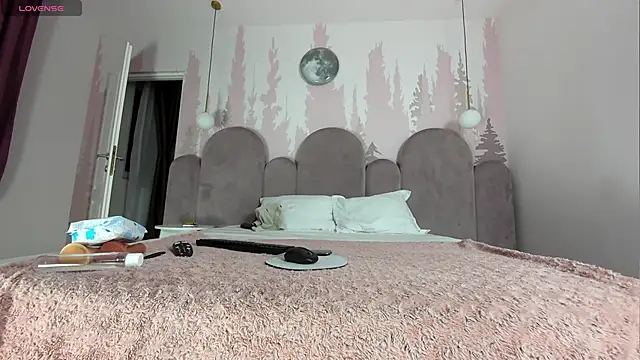 NolaDonovan online show from April 3, 7:01 pm