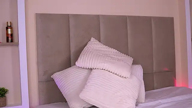 Amoraluxee online show from May 7, 5:57 am