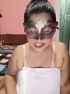 Maskedcurves online show from June 25, 5:39 pm
