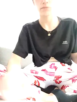 Snapshot of Lolaa92i chatting on April 3, 10:19 pm Lolaa92i online show from April 3, 10:19 pm