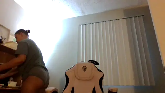 madzbailey online show from May 29, 11:58 pm