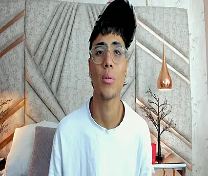 Snapshot of DannTaylor chatting on April 7, 11:54 am DannTaylor online show from April 7, 11:54 am