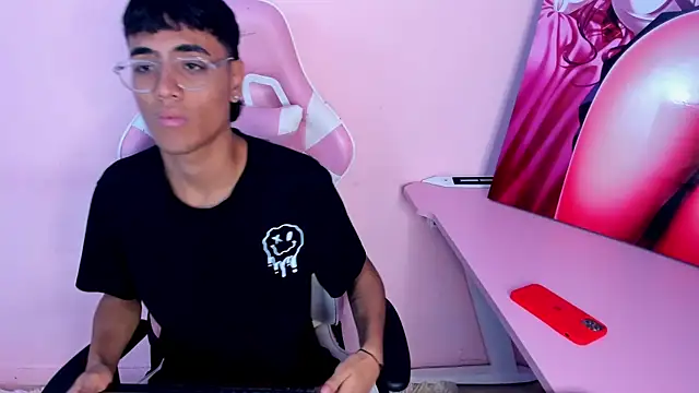 Snapshot of DannTaylor chatting on April 8, 12:27 pm DannTaylor online show from April 8, 12:27 pm