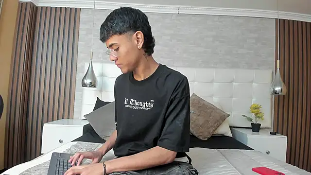 Snapshot of DannTaylor chatting on April 10, 12:54 pm DannTaylor online show from April 10, 12:54 pm