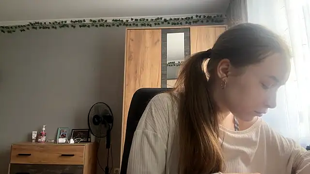Milaissocute online show from May 12, 12:35 pm