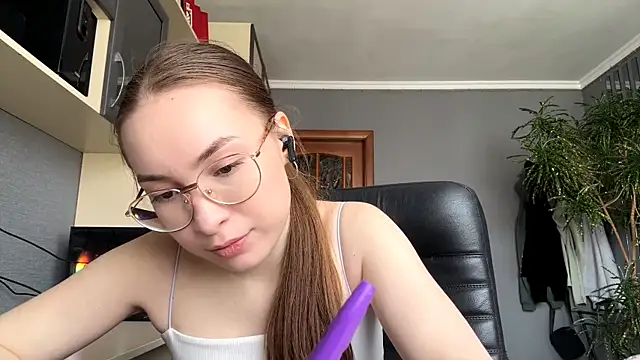 Milaissocute online show from May 14, 11:17 am