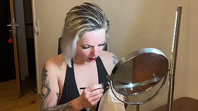 Snapshot of LeonieTalk chatting on April 3, 7:56 pm LeonieTalk online show from April 3, 7:56 pm