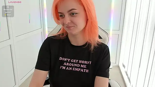 Snapshot of NightLeaf chatting on April 11, 10:52 am NightLeaf online show from April 11, 10:52 am