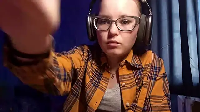 Snapshot of Sheriscute chatting on April 7, 1:11 pm Sheriscute online show from April 7, 1:11 pm