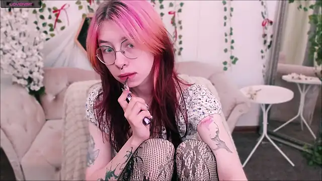 Snapshot of Alice_Nyx chatting on June 11, 8:40 pm Alice Nyx online show from June 11, 8:40 pm