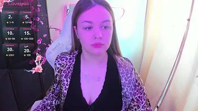 Snapshot of AmeliePeach chatting on April 9, 6:19 am AmeliePeach online show from April 9, 6:19 am