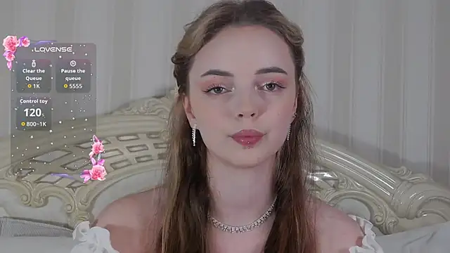 Snapshot of LianaGracee chatting on June 3, 9:34 am LianaGracee online show from June 3, 9:34 am