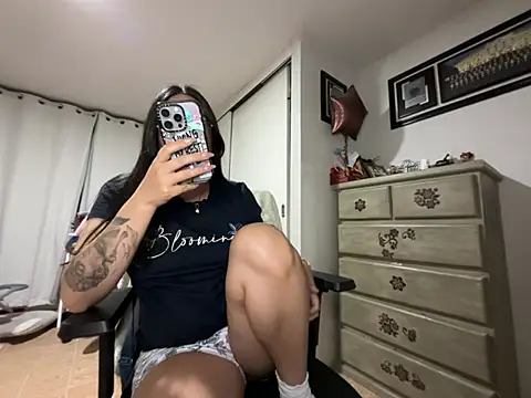 vampiralatina online show from May 24, 4:28 am