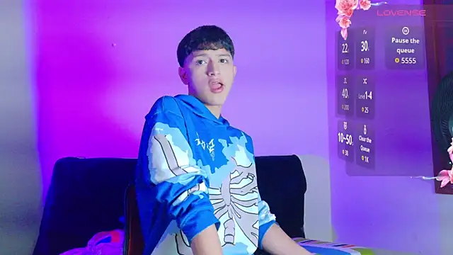 Snapshot of SaNti_ll chatting on August 6, 1:35 pm SaNti ll online show from August 6, 1:35 pm