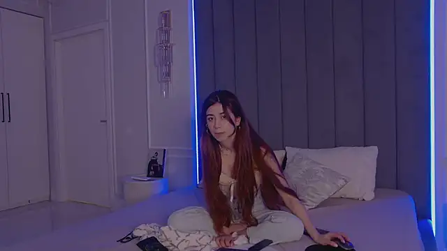 CarolineCox online show from April 8, 3:01 pm