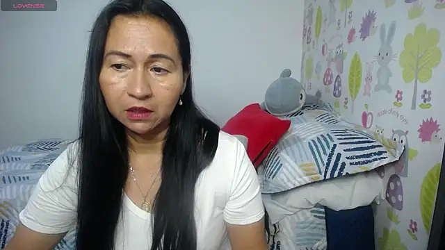 Snapshot of Tyna_b chatting on June 19, 5:12 am Tyna b online show from June 19, 5:12 am