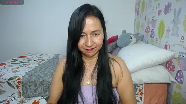 Snapshot of Tyna_b chatting on July 6, 10:23 pm Tyna b online show from July 6, 10:23 pm