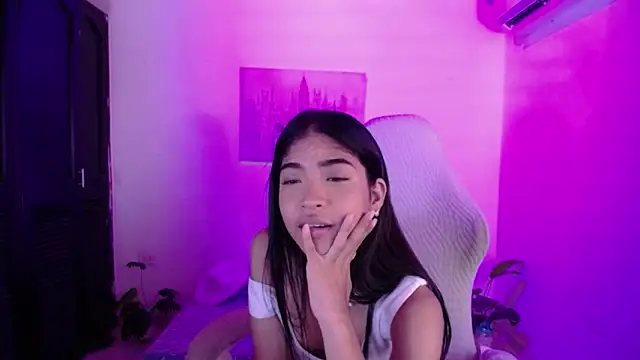 Snapshot of Jully_dreams chatting on May 8, 7:08 pm Jully dreams online show from May 8, 7:08 pm