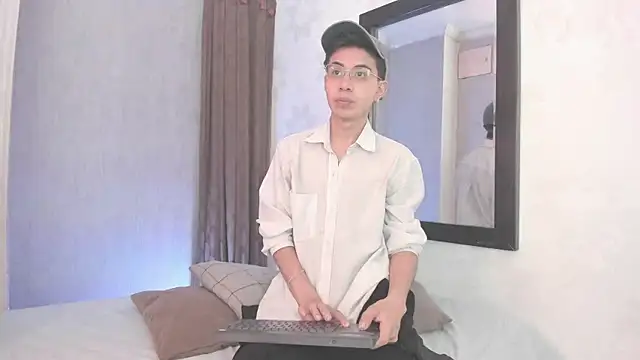 Snapshot of youn_rider chatting on May 19, 7:53 pm youn rider online show from May 19, 7:53 pm