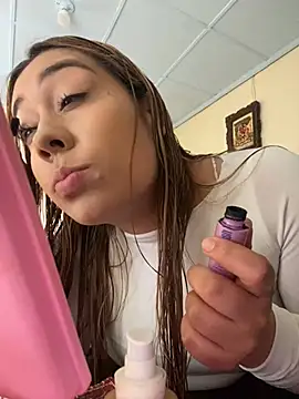  BellaSmith  online show from April 18, 3:05 pm