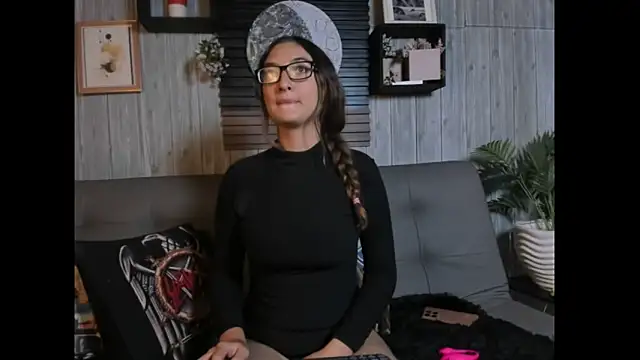 Snapshot of Alucarda666 chatting on May 7, 3:23 am Alucarda666 online show from May 7, 3:23 am