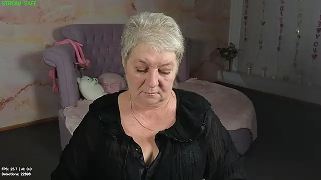 Snapshot of Poppy_Pulse chatting on June 17, 4:37 am Poppy Pulse online show from June 17, 4:37 am