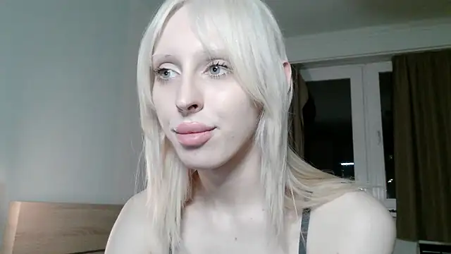 Snapshot of Sora100000 chatting on April 8, 6:52 pm Sora100000 online show from April 8, 6:52 pm