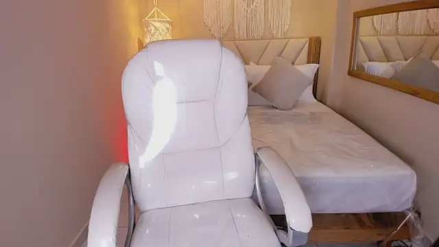 Snapshot of DulceAnngel chatting on April 9, 4:56 am DulceAnngel online show from April 9, 4:56 am