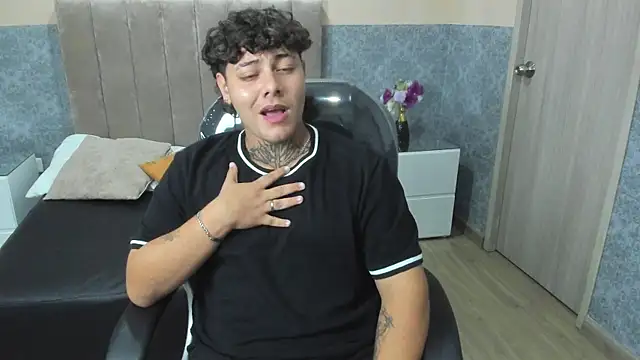 Snapshot of DAMON_SALVATTORE chatting on April 9, 4:01 am DAMON SALVATTORE online show from April 9, 4:01 am