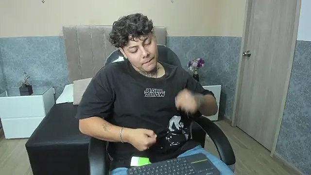 Snapshot of DAMON_SALVATTORE chatting on April 10, 3:34 am DAMON SALVATTORE online show from April 10, 3:34 am